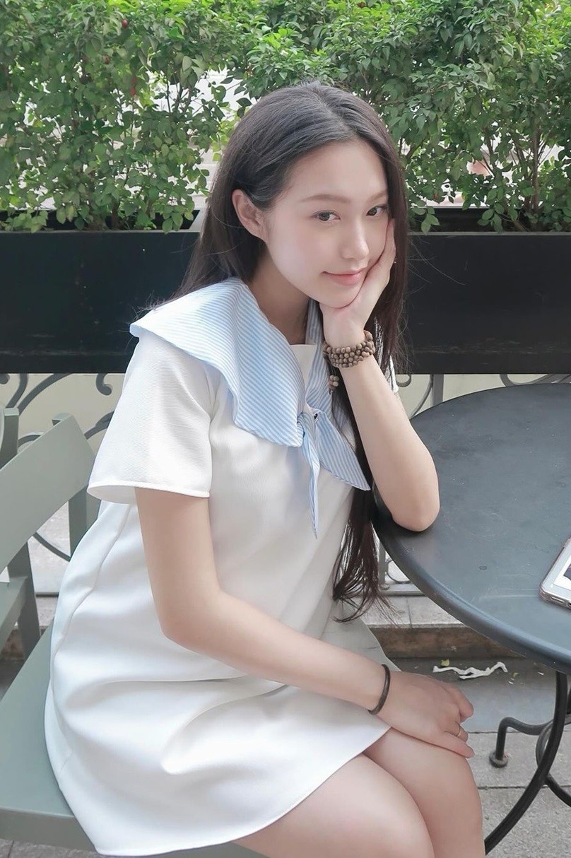 Doãn Hải My khoe sắc vóc khi mang bầu với chiếc đầm suông rộng, kiểu dáng cổ thủy thủ. Trang phục có hai màu trắng-xanh, phù hợp với làn da trắng của vợ hậu vệ Đoàn Văn Hậu.