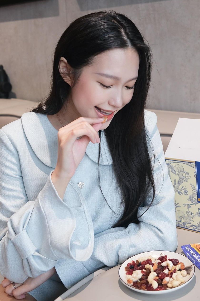 Phong cách tiểu thư của mẹ bầu 10X được thể hiện qua kiểu váy gam xanh pastel, kiểu dáng điểm nhấn bằng những chi tiết đậm tính cổ điển như cổ sen, tay loe hay nơ đính kết.