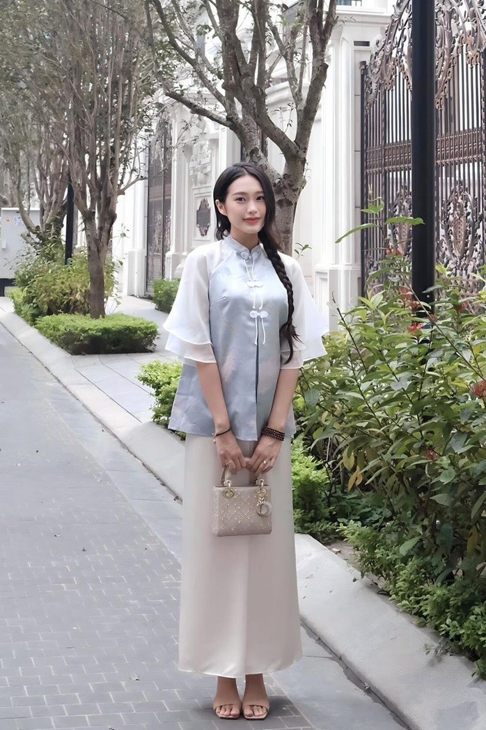 Doãn Hải My dịu dàng, nữ tính cùng trang phục tông màu pastel kết hợp túi xách hàng hiệu