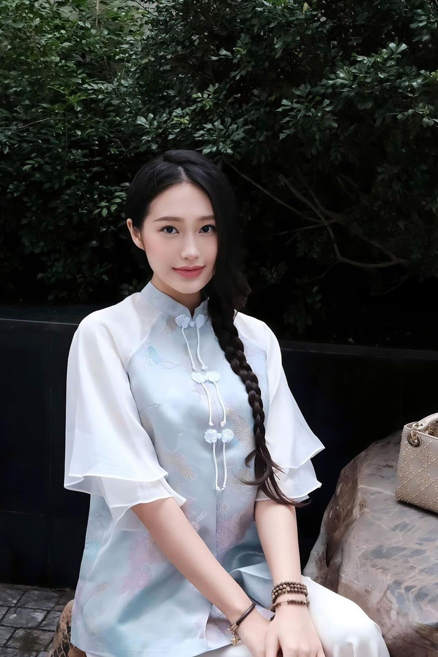 Doãn Hải My dịu dàng, nữ tính cùng trang phục tông màu pastel kết hợp túi xách hàng hiệu