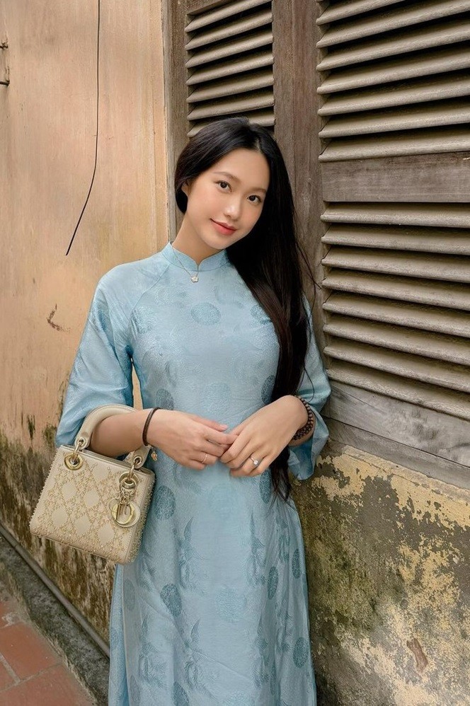 Chiếc túi xách Lady Dior đính kết theo phong cách quý tộc được Doãn Hải My mix cùng nhiều kiểu trang phục.