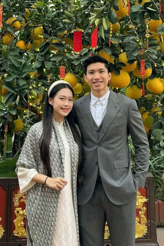 Khăn choàng hàng hiệu, bờm cài tóc giúp bà bầu Doãn Hải My hoàn thiện phong cách nữ tính.