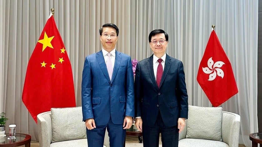 Tổng Lãnh sự Phạm Bình Đàm chào từ biệt Trưởng Đặc khu Hành chính Hong Kong John Lee Ka-chiu