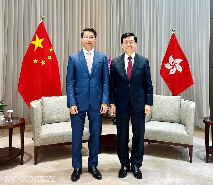 Tổng Lãnh sự Phạm Bình Đàm chào từ biệt Trưởng Đặc khu Hành chính Hong Kong John Lee Ka-chiu Tổng Lãnh sự Phạm Bình Đàm chào từ biệt Trưởng Đặc khu Hành chính Hong Kong John Lee Ka-chiu