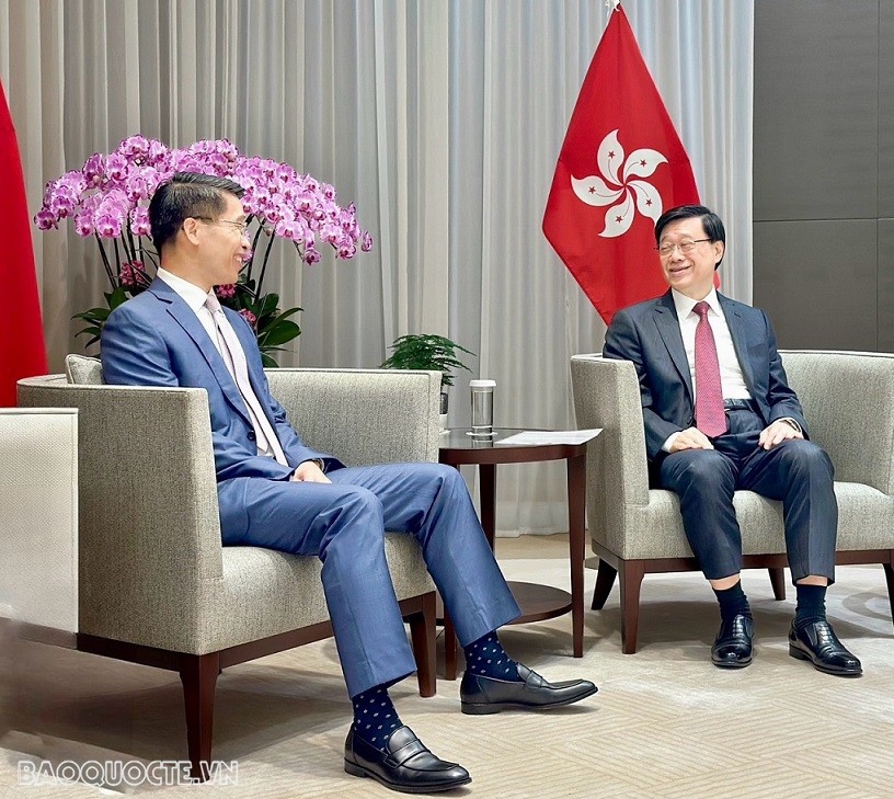 Tổng Lãnh sự Phạm Bình Đàm chào từ biệt Trưởng Đặc khu Hành chính Hong Kong John Lee Ka-chiu Tổng Lãnh sự Phạm Bình Đàm chào từ biệt Trưởng Đặc khu Hành chính Hong Kong John Lee Ka-chiu