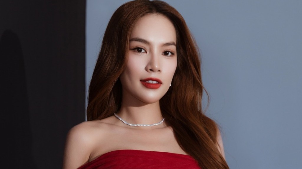 Hoa hậu Lê Hoàng Phương khoe dáng nóng bỏng, thu hút mọi ánh nhìn