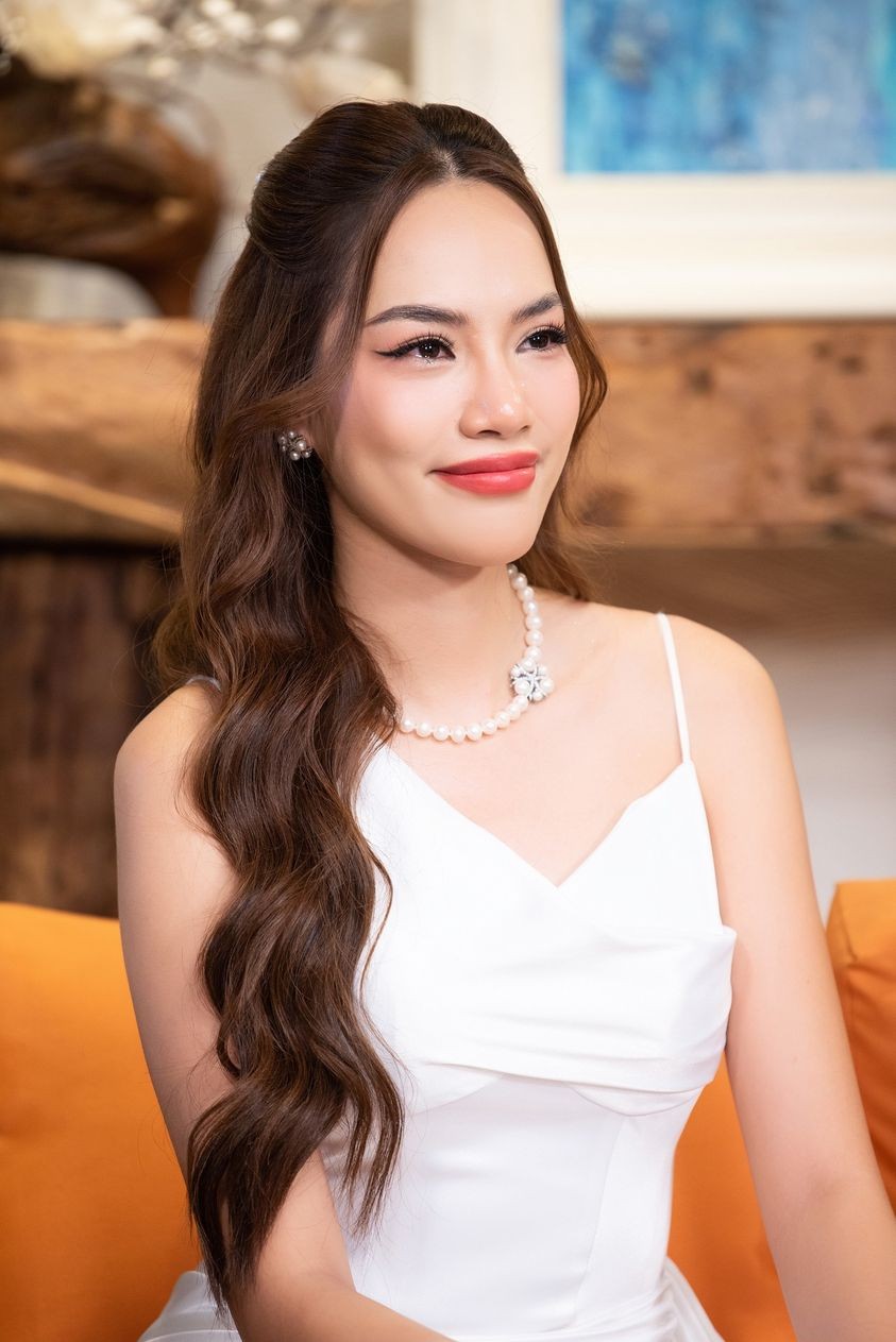 Hoa hậu Lê Hoàng Phương đăng ảnh nóng bỏng