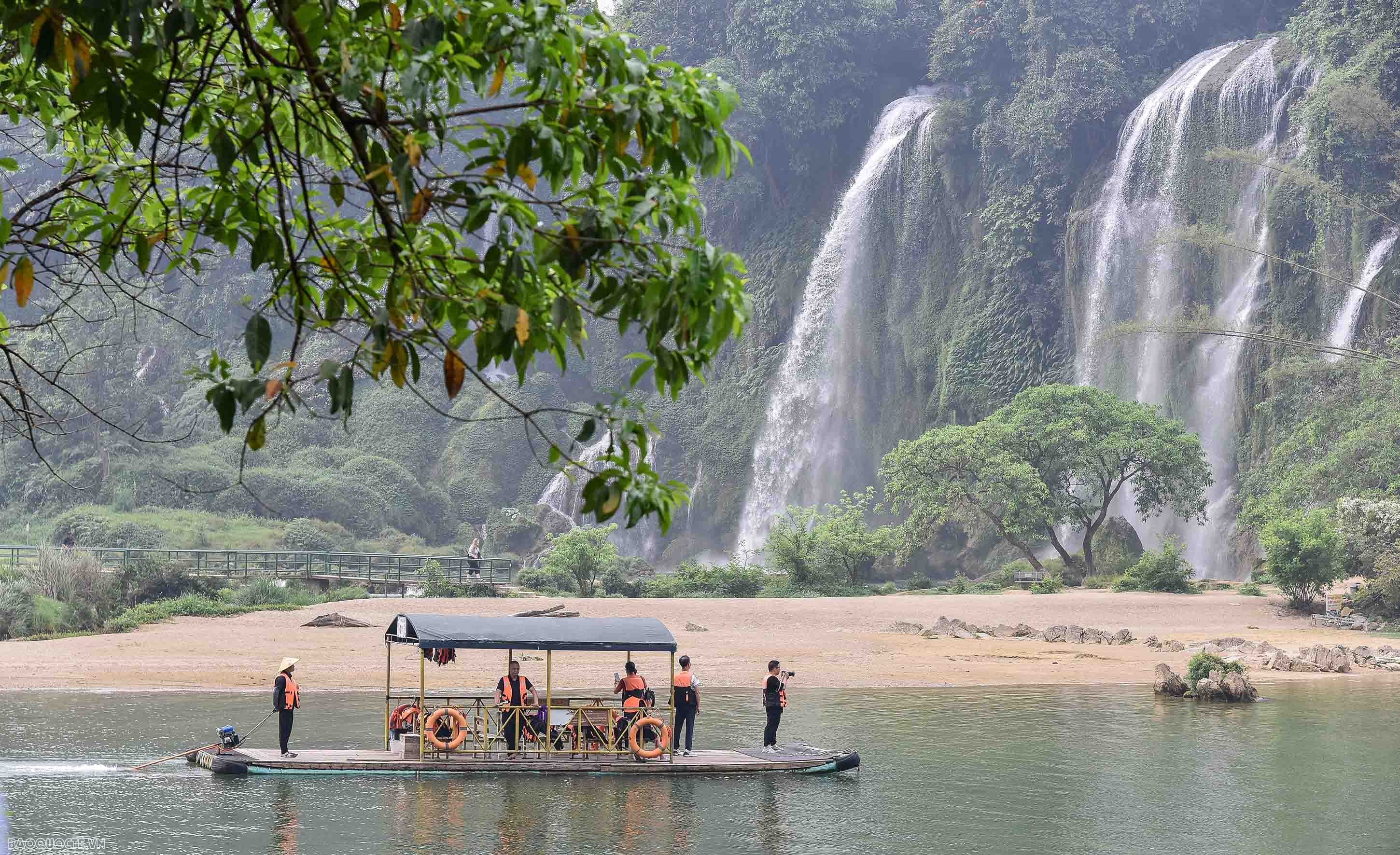 Thúc đẩy giao lưu du lịch tại khu cảnh quan khai thác chung đầu tiên trên biên giới Việt Nam-Trung Quốc