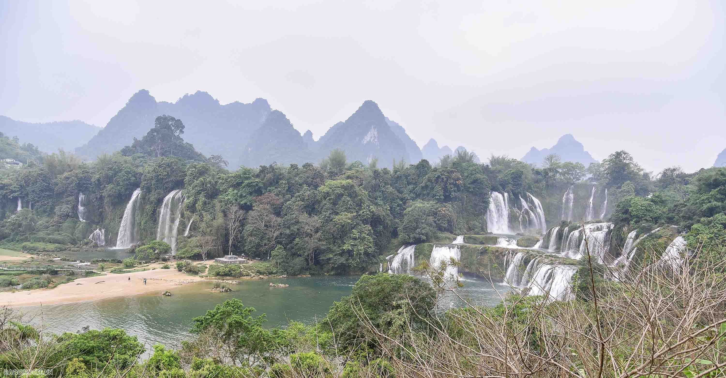 Thúc đẩy giao lưu du lịch tại khu cảnh quan khai thác chung đầu tiên trên biên giới Việt Nam-Trung Quốc