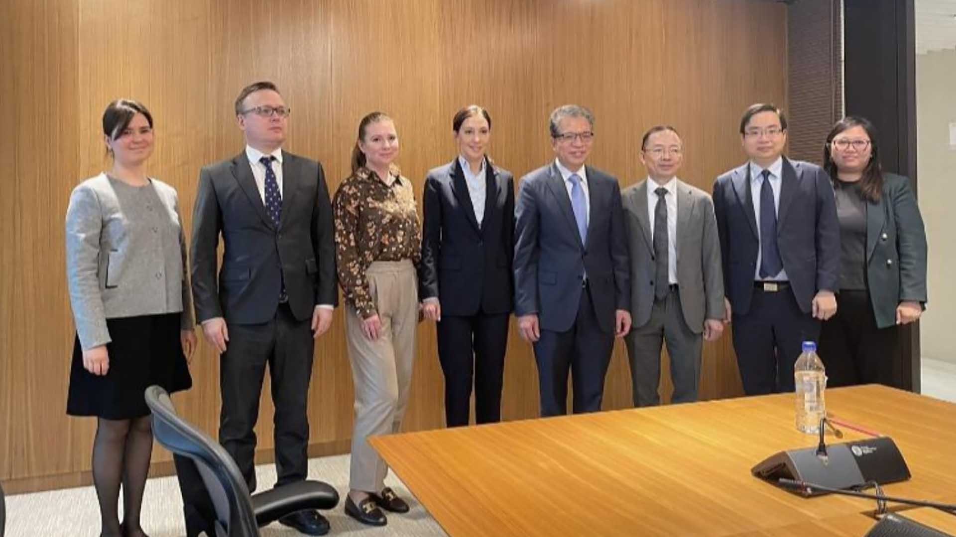 Đại sứ Đặng Minh Khôi và các đại biểu.