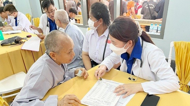 Đoàn công tác Việt Nam khám bệnh, phát thuốc và tặng quà tại tỉnh Savannakhet, Lào