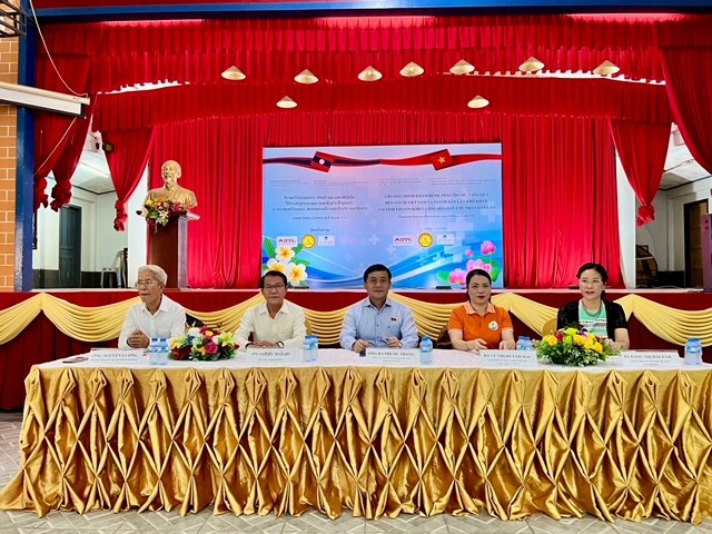 Khám bệnh, phát thuốc và tặng quà người Việt và người Lào gặp khó khăn tại tỉnh Savannakhet , Lào Đoàn công tác Việt Nam khám bệnh, phát thuốc và tặng quà tại tỉnh Savannakhet, Lào