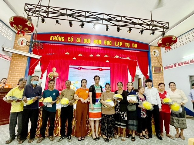 Khám bệnh, phát thuốc và tặng quà người Việt và người Lào gặp khó khăn tại tỉnh Savannakhet , Lào Đoàn công tác Việt Nam khám bệnh, phát thuốc và tặng quà tại tỉnh Savannakhet, Lào