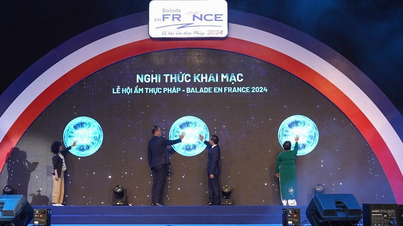 Các đại biểu thực hiện nghi lễ khai mạc. Ảnh: Quỳnh Anh - TTXVN phátCơ hội thưởng thức ẩm thực Pháp từ Lễ hội ‘Balade En France 2024’ tại Hà Nội Các đại biểu thực hiện nghi lễ khai mạc. Ảnh: Quỳnh Anh - TTXVN phátCơ hội thưởng thức ẩm thực Pháp từ Lễ hội ‘Balade En France 2024’ tại Hà Nội