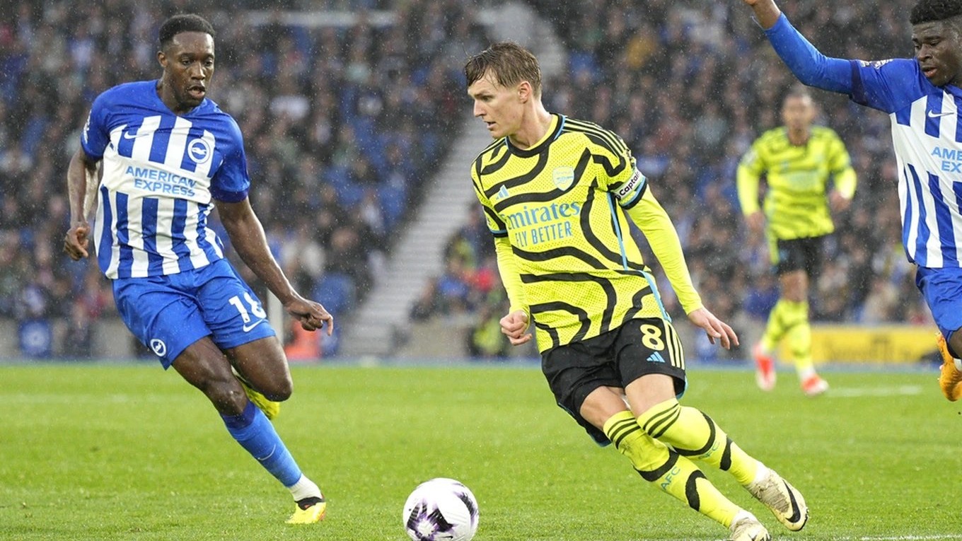 Chiến thắng áp đảo, Arsenal vươn lên chiếm ngôi đầu bảng