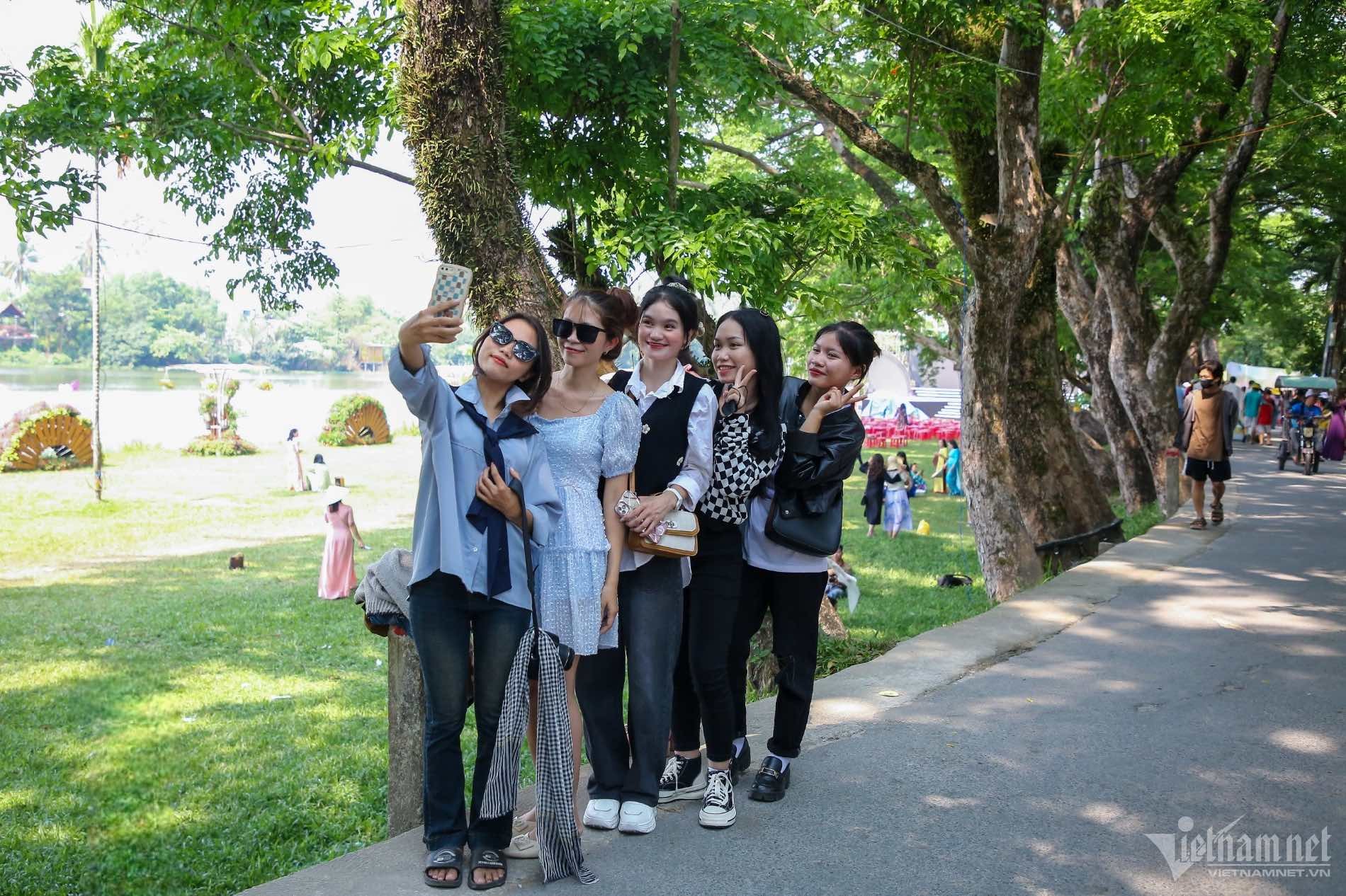 Ngắm 9 cây sưa trăm tuổi vừa được công nhận di sản Việt Nam Cây sưa trăm tuổi vừa được công nhận di sản Việt Nam hút du khách đến check-in