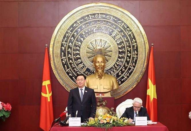 Chủ tịch Quốc hội Vương Đình Huệ nói chuyện thân mật với cán bộ, nhân viên Đại sứ quán và cộng đồng người Việt Nam tại Trung Quốc. Ảnh: Nhan Sáng-TTXVN