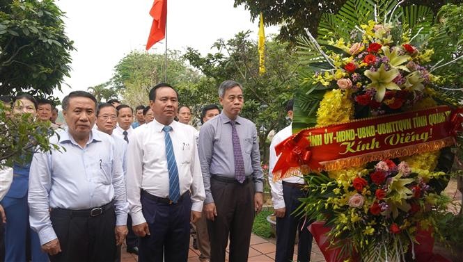 Lãnh đạo tỉnh và người dân tới dâng hương, dâng hoa tại Khu lưu niệm Tổng Bí thư Lê Duẩn ở xã Triệu Thành, huyện Triệu Phong. Ảnh: Thanh Thuỷ-TTXVN