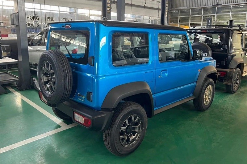 Suzuki Jimny sở hữu thiết kế việt dã với nhiều đường nét góc cạnh, gây liên tưởng đến G63