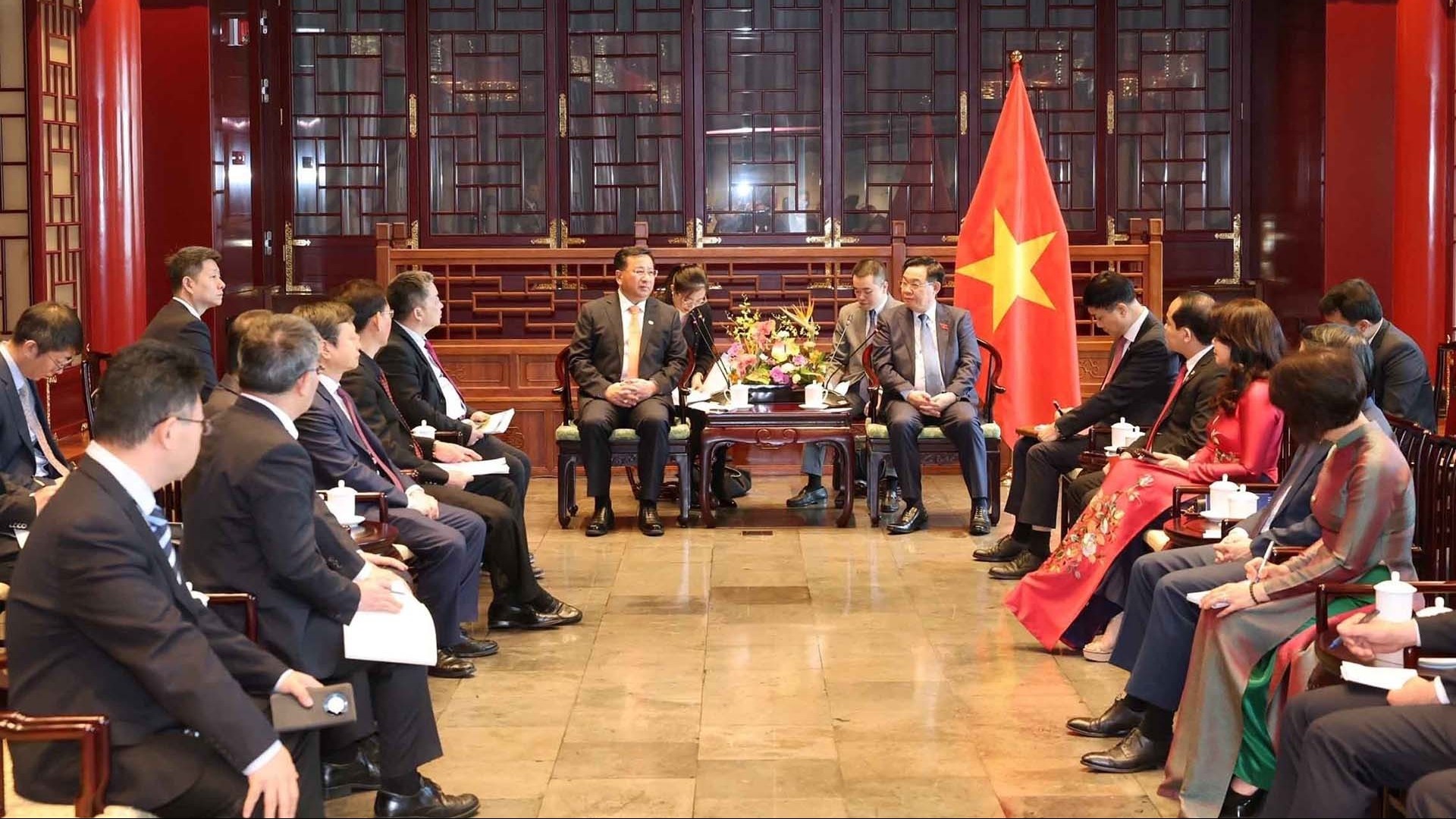 Chủ tịch Quốc hội tiếp lãnh đạo một số tập đoàn hàng đầu của Trung Quốc