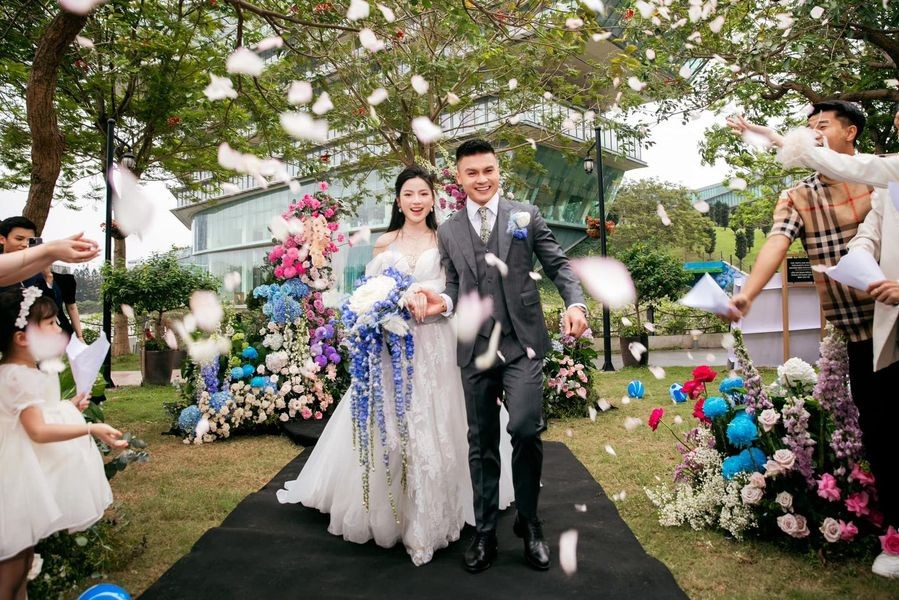 Ngắm loạt ảnh cưới đẹp như mơ của Quang Hải - Chu Thanh Huyền