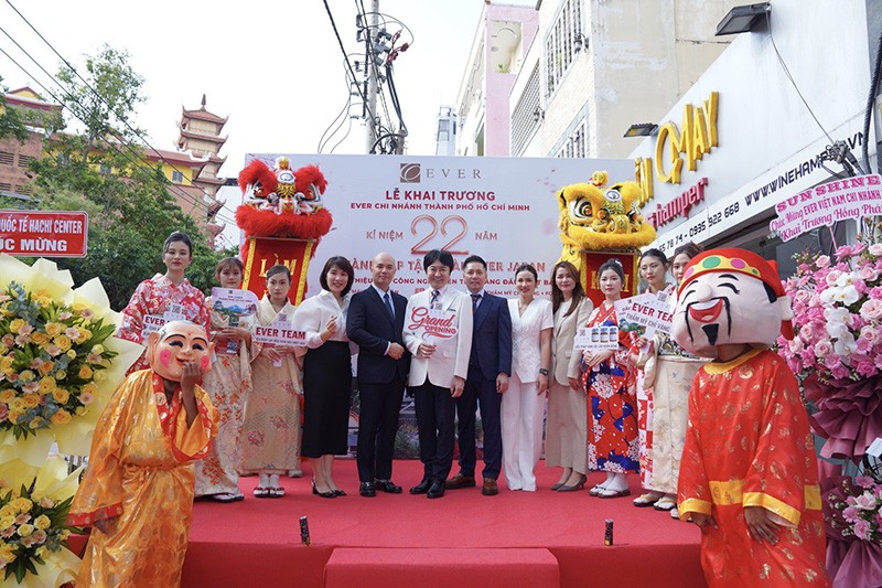 Ông Shinichi Watanabe – Chủ tịch Tập đoàn Ever Nhật Bản chụp ảnh cùng Ban lãnh đạo Ever Việt Nam nhân dịp khai trương chi nhánh Tp. Hồ Chí Minh.