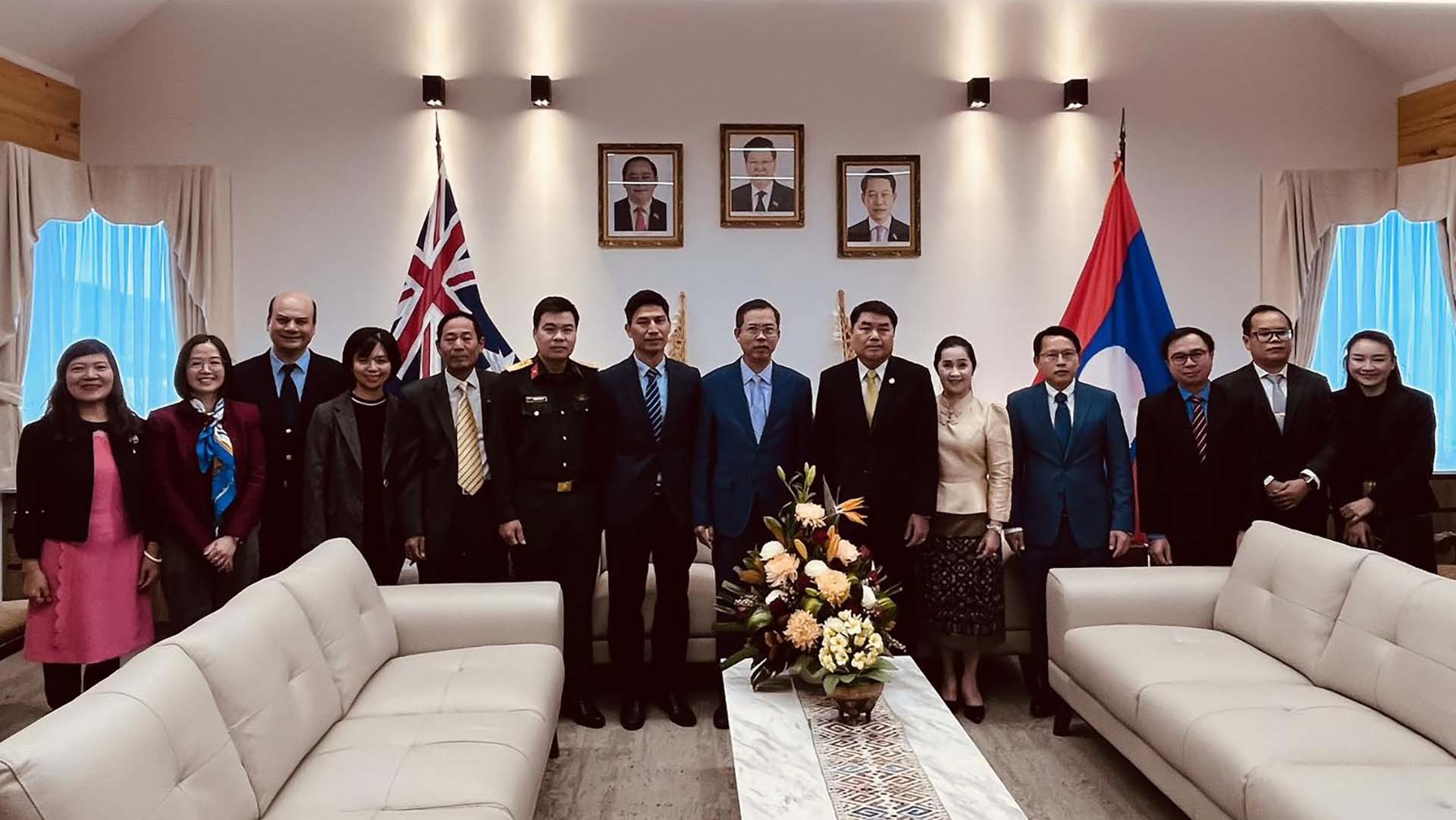 Các đại biểu chụp ảnh lưu niệm.