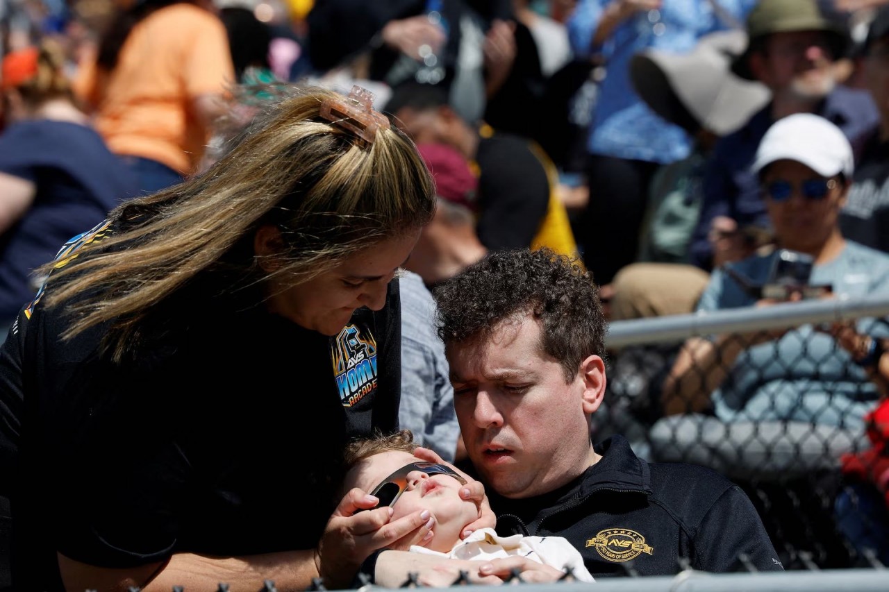 Khung cảnh Nhật thực toàn phần, ‘kỳ quan’ vũ trụ làm mê mẩn hàng triệu người Bắc Mỹ