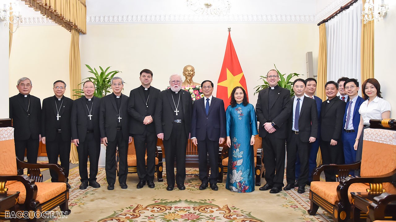 Bộ trưởng Ngoại giao Bùi Thanh Sơn tiếp Bộ trưởng Ngoại giao Tòa thánh Vatican