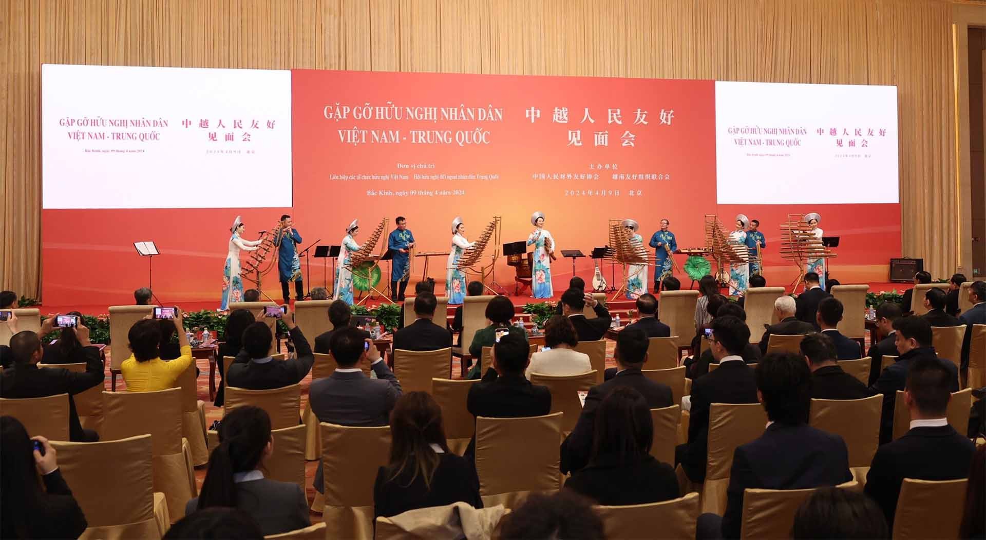 Chủ tịch Quốc hội Vương Đình Huệ dự Gặp gỡ hữu nghị nhân dân Việt Nam-Trung Quốc