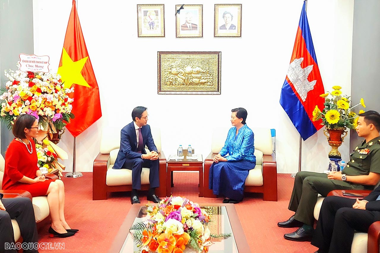 Lãnh đạo Bộ Ngoại giao chúc Tết cổ truyền Chol Chnam Thmay năm 2024 của Campuchia Lãnh đạo Bộ Ngoại giao chúc Tết cổ truyền Chol Chnam Thmay của Campuchia