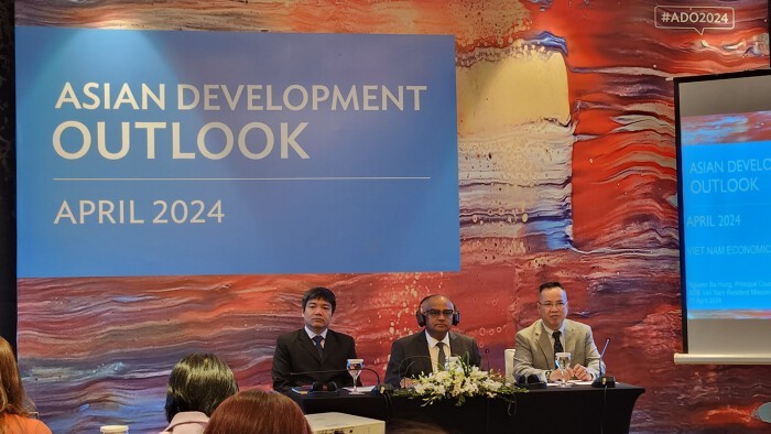 Kinh tế Việt Nam 'vừa lạc quan vừa thận trọng', đầu tư công là động lực tăng trưởng chính Kinh tế Việt Nam 'vừa lạc quan vừa thận trọng', đầu tư công là động lực tăng trưởng chính