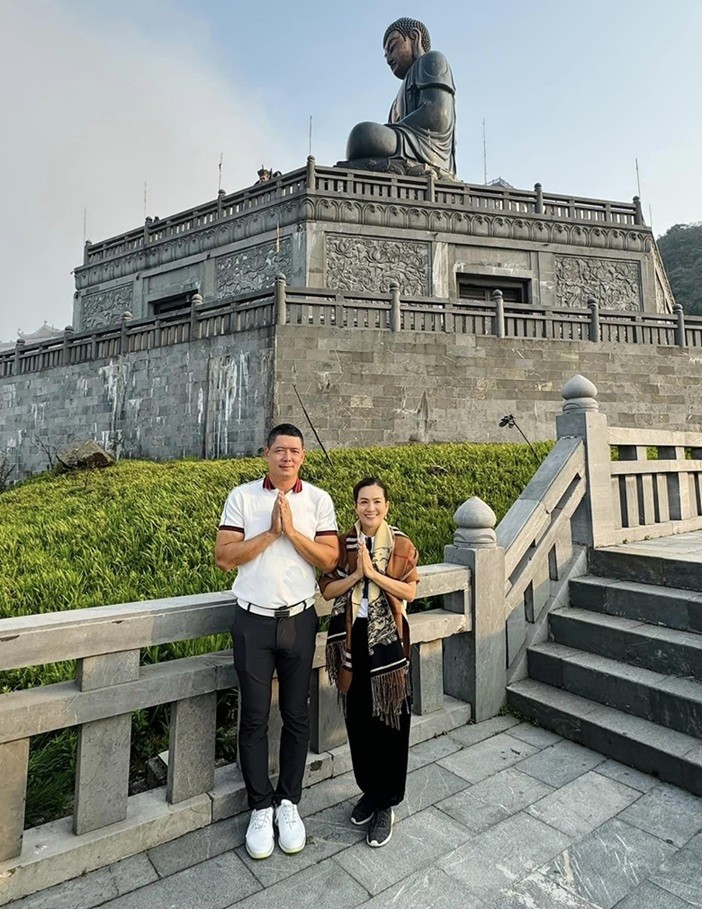 Trên đường lên đỉnh Fansipan có bức tượng Phật lớn, Bình Minh và bà xã Anh Thơ dừng chân, tranh thủ chắp tay cầu sức khỏe, bình an và may mắn.