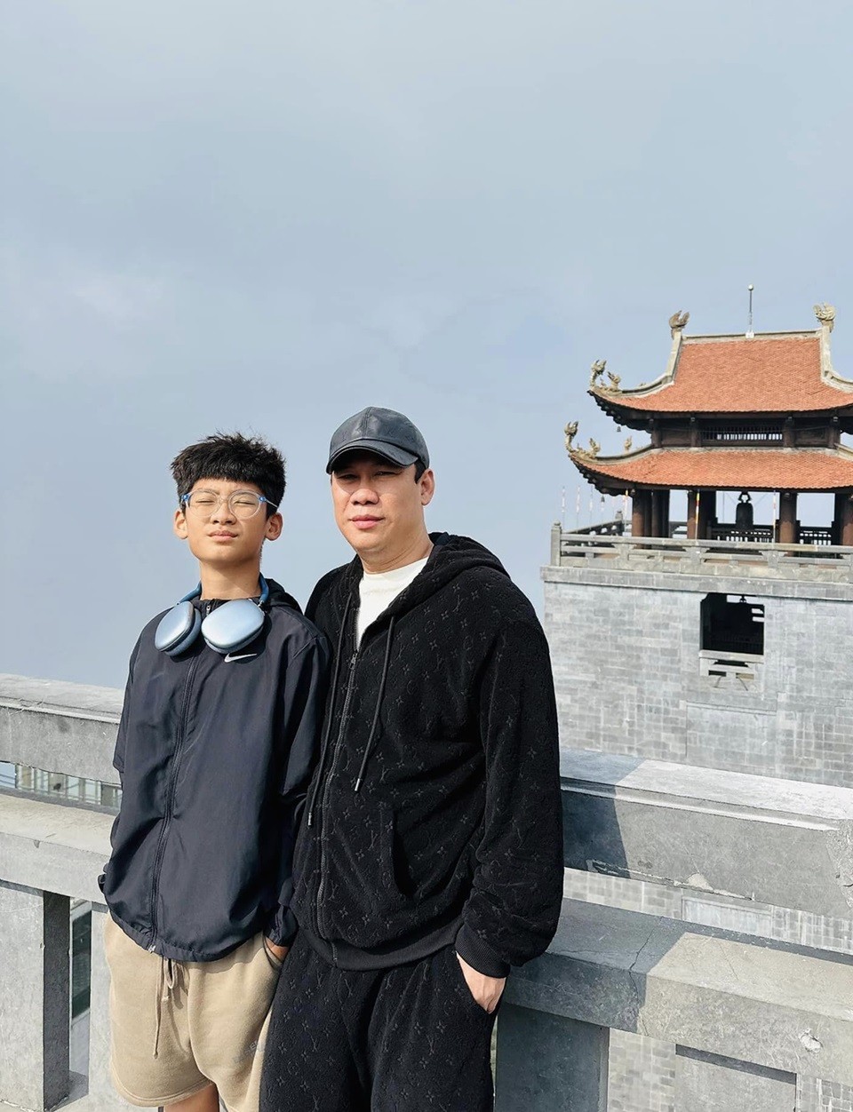 Doanh nhân Đức Huy cũng đưa con trai đi chơi cùng gia đình Hà Kiều Anh và Bình Minh.