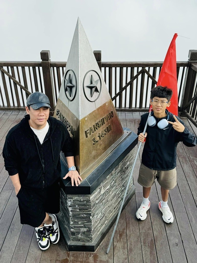 Bé Bo hiện 13 tuổi, cao xấp xỉ bố, được nhiều người khen càng lớn càng điển trai.