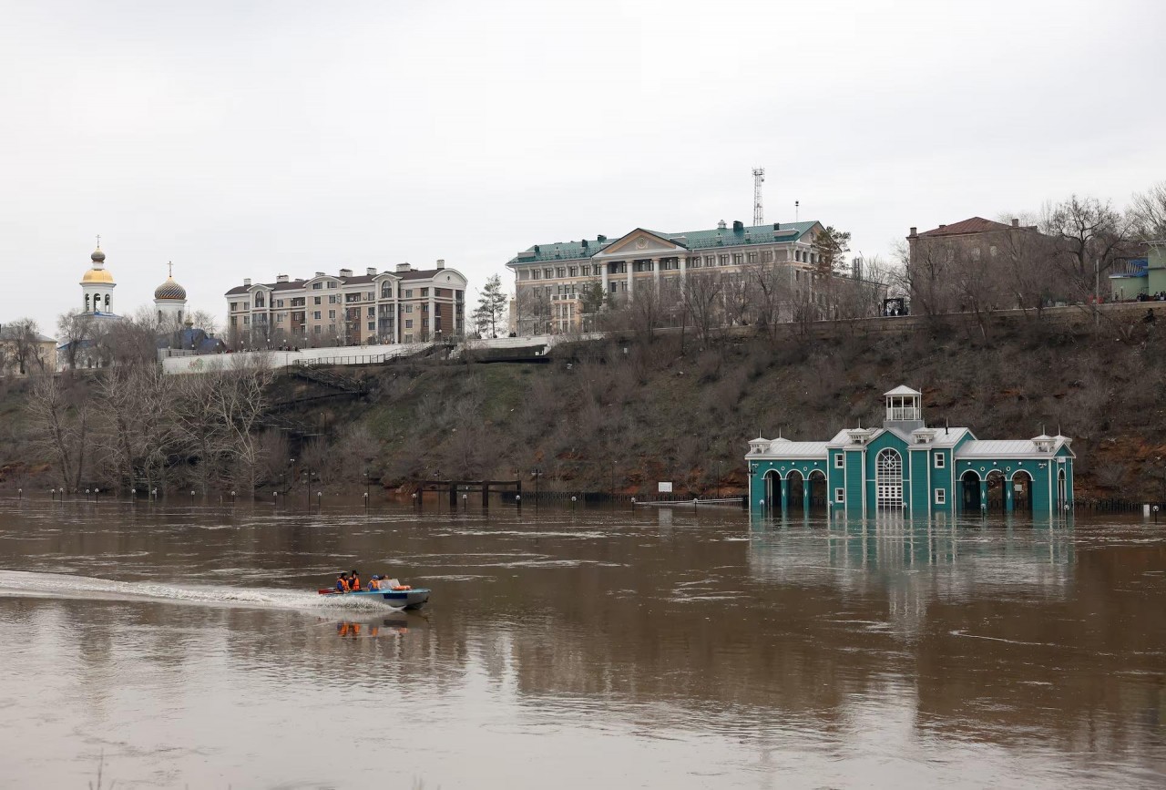 Khu vực gần biên giới Nga-Kazakhstan mênh mông biển nước do trận lũ lụt lịch sử Khu vực gần biên giới Nga Kazakhstan mênh mông biển nước do trận lũ lụt lịch sử