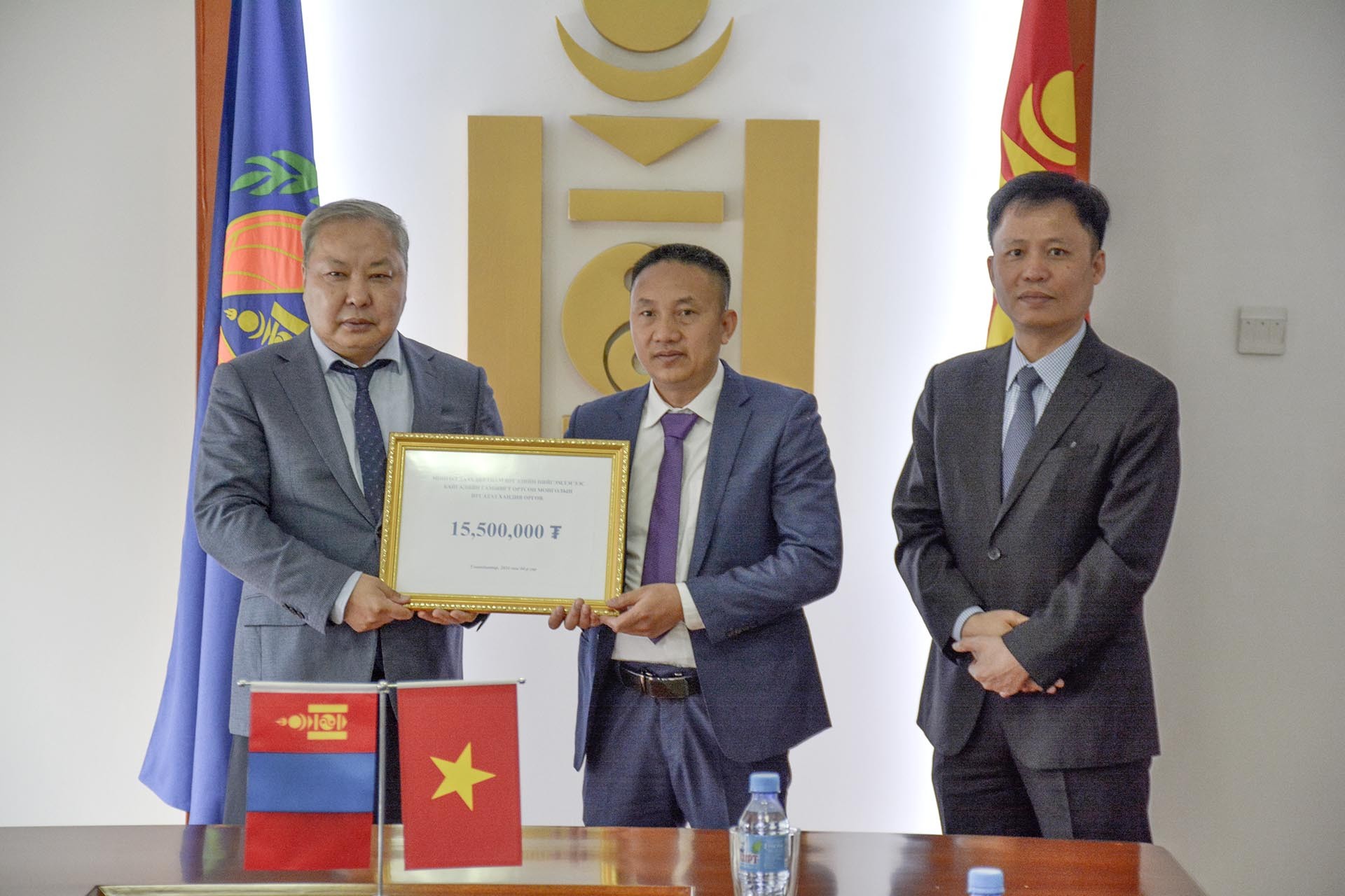 Cộng đồng người Việt Nam quyên góp ủng hộ người dân Mông Cổ khắc phục hậu quả thiên tai Cộng đồng người Việt Nam quyên góp ủng hộ người dân Mông Cổ khắc phục hậu quả thiên tai