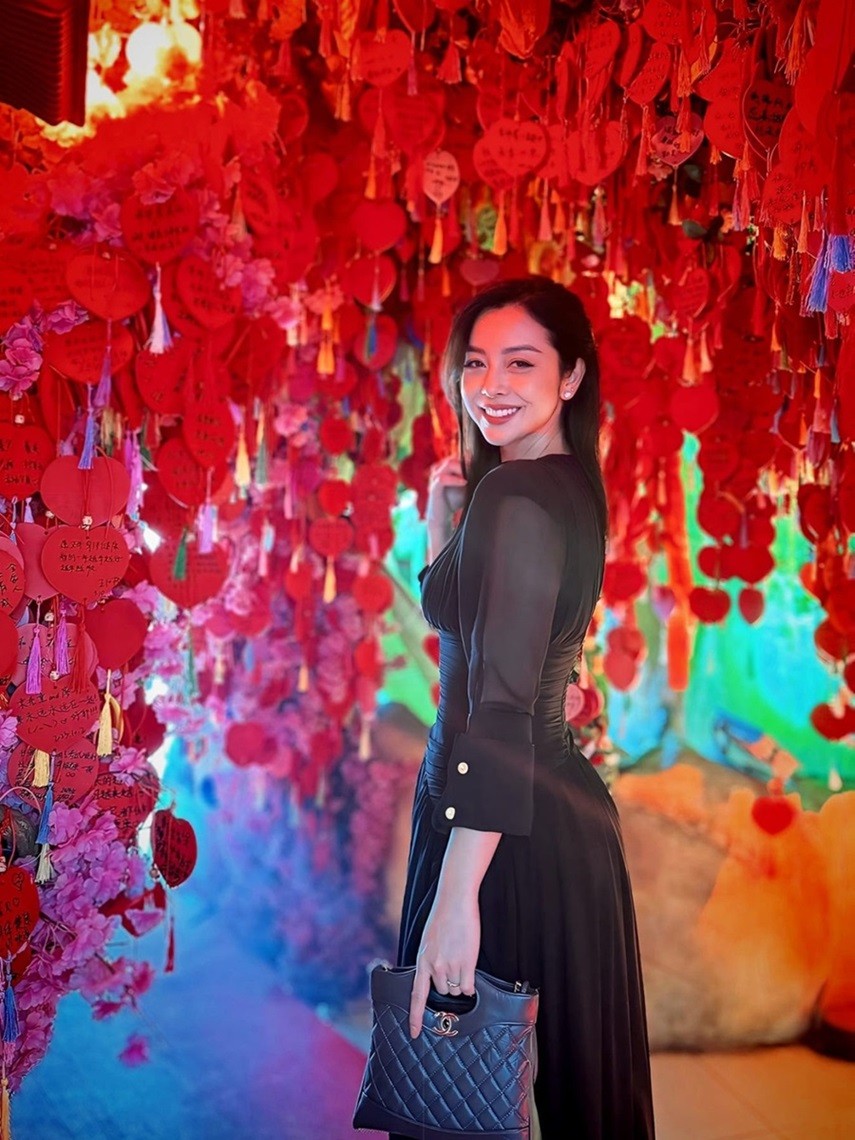 Trong loạt ảnh chụp tại Bắc Kinh (Trung Quốc) mới đây, Hoa hậu Jennifer Phạm diện đầm maxi đen mềm mại và tô điểm phong cách bằng túi Chanel 31 (giá gần 150 triệu đồng). Trong loạt ảnh chụp tại Bắc Kinh (Trung Quốc) mới đây, Hoa hậu Jennifer Phạm diện đầm maxi đen mềm mại và tô điểm phong cách bằng túi Chanel 31 (giá gần 150 triệu đồng).