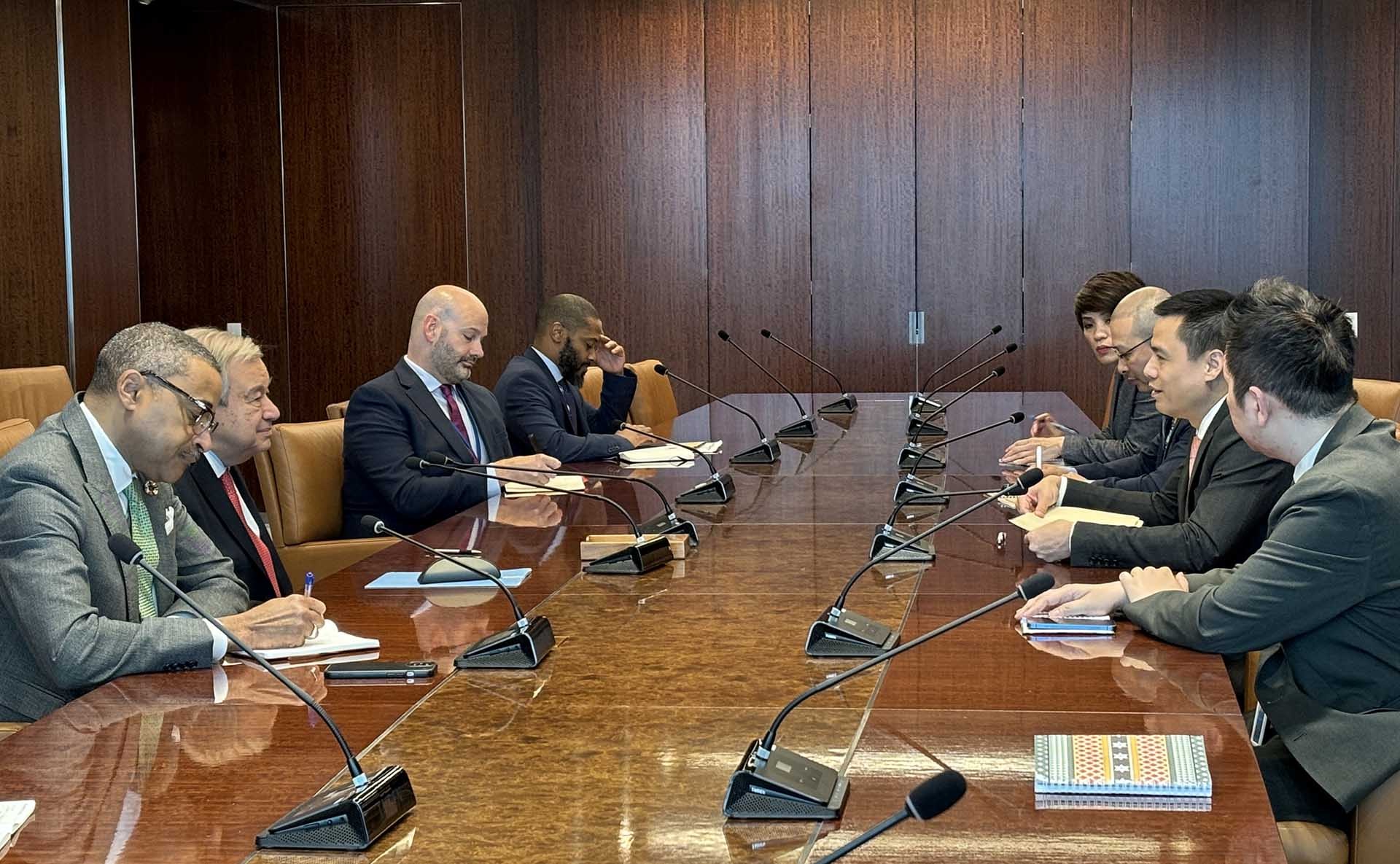 Đại sứ Đặng Hoàng Giang làm việc với Tổng Thư ký Liên hợp quốc Antonio Guterres.