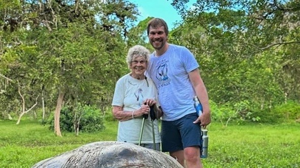 Cụ bà 94 tuổi cùng cháu trai lên kế hoạch chinh phục 7 lục địa trên thế giới