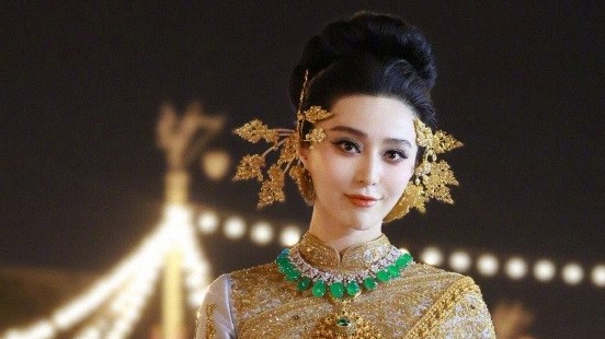 Phạm Băng Băng mặc trang phục truyền thống Thái Lan dự lễ hội té nước tại Bangkok