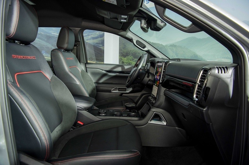 Bộ đôi Ford Ranger Stormtrak và Everest Platinum chốt giá bán tại Việt Nam Bộ đôi Ford Ranger Stormtrak và Everest Platinum chốt giá bán tại Việt Nam