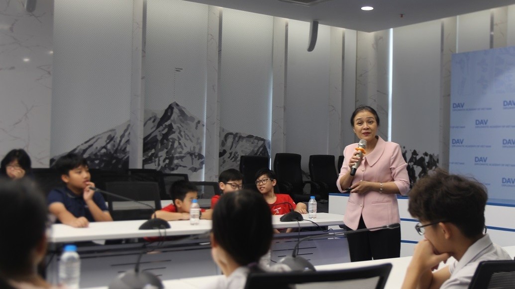 Học viện Ngoại giao hỗ trợ nâng cao kiến thức đối ngoại cho Đội tuyển Việt Nam tham dự cuộc thi Robot thế giới 2024