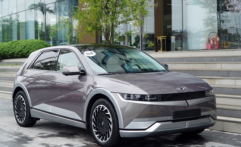 Ảnh chiếc xe Hyundai Ioniq 5 đầu tiên tại Việt Nam, được hé lộ vào giữa năm 2019. Ảnh chiếc xe Hyundai Ioniq 5 đầu tiên tại Việt Nam, được hé lộ vào giữa năm 2019.