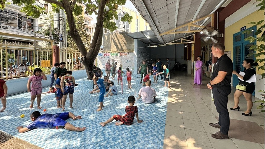 Trao tặng sân chơi thủy trị liệu đầu tiên cho trẻ khuyết tật trí tuệ tại Việt Nam