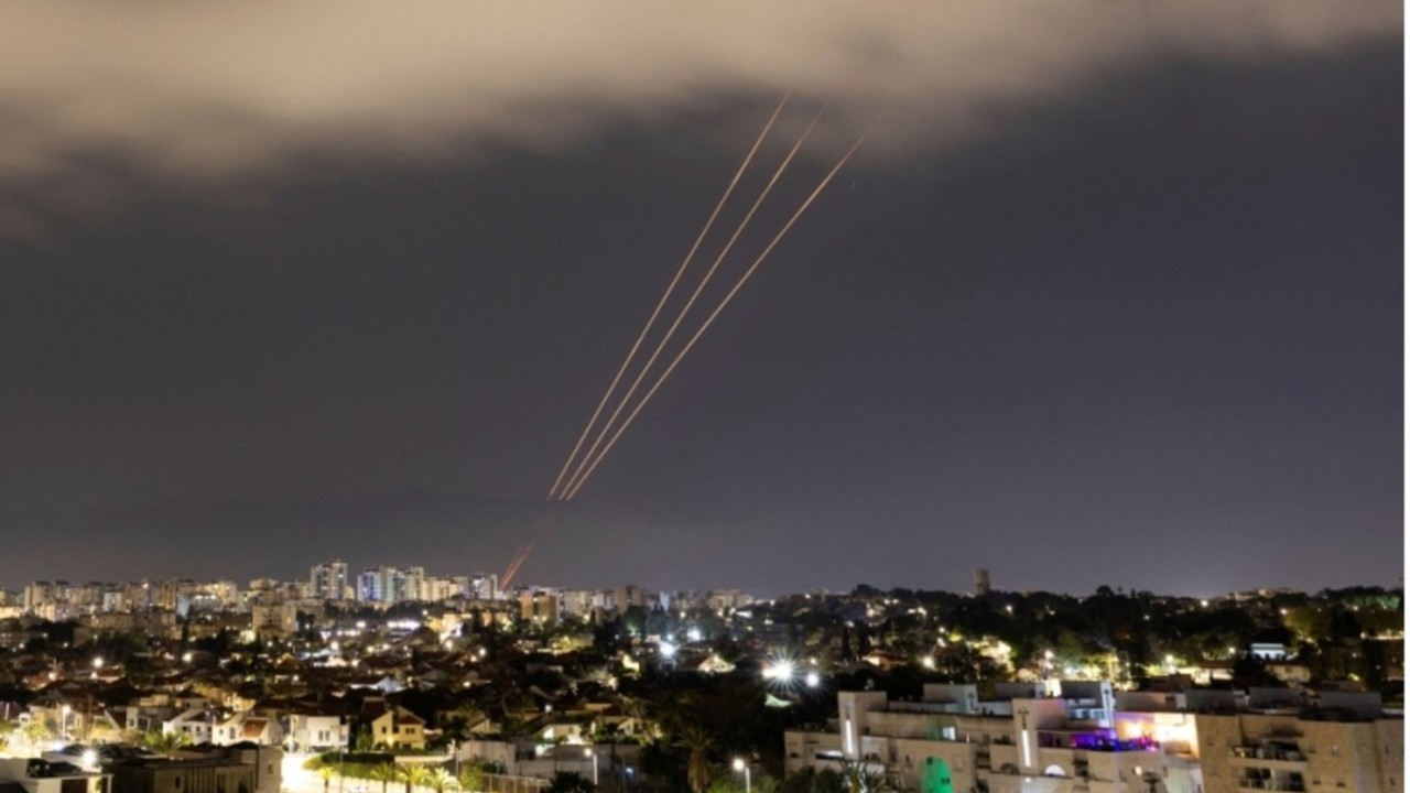 Cuộc sống người dân Israel xáo trộn, tích trữ đồ ăn và tìm hầm trú ẩn