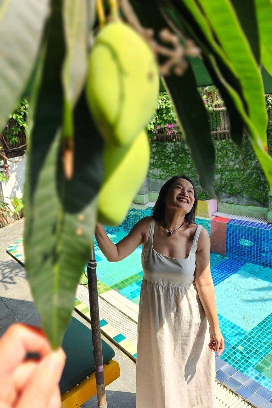 Về chơi biển An Bàng trở thành thói quen của nghệ sĩ Tú Oanh vài năm nay, bởi nơi đây có căn homestay nhà vườn do chị làm chủ. Vì bận công việc nghệ thuật ở Hà Nội, chị giao cho con trai lớn quản lý chính. Về chơi biển An Bàng trở thành thói quen của nghệ sĩ Tú Oanh vài năm nay, bởi nơi đây có căn homestay nhà vườn do chị làm chủ. Vì bận công việc nghệ thuật ở Hà Nội, chị giao cho con trai lớn quản lý chính.