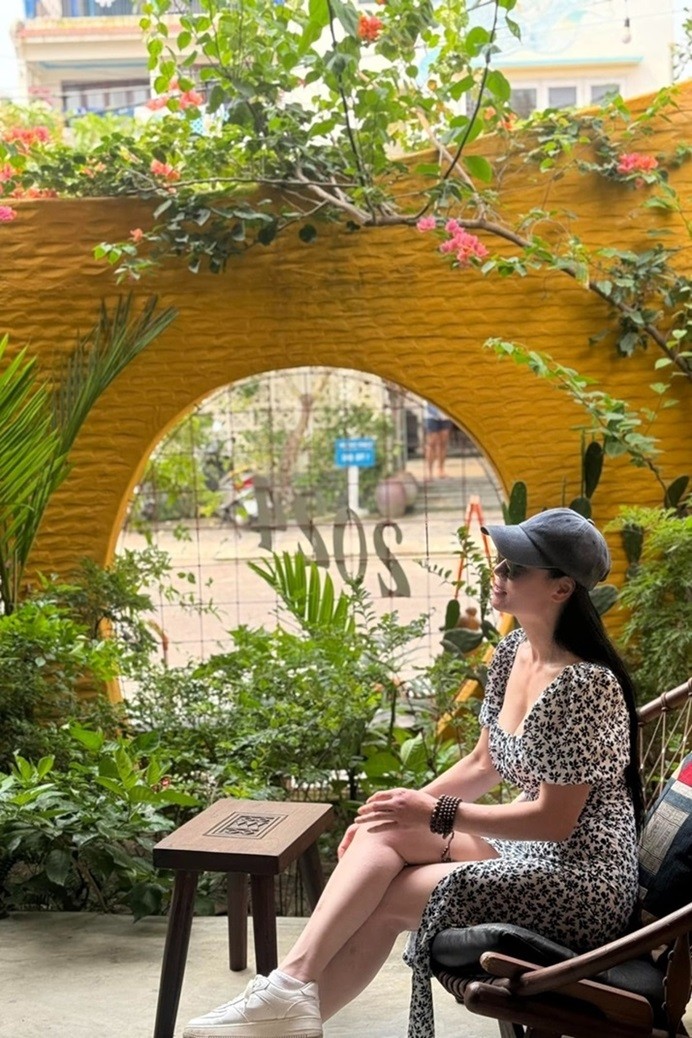 Hai diễn viên truyền hình Tú Oanh và Quách Thu Phương Hai diễn viên truyền hình Tú Oanh và Quách Thu Phương