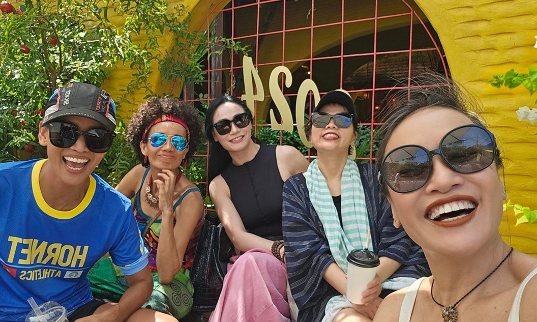 Hình ảnh đôi bạn nghệ sĩ Tú Oanh và Quách Thu Phương Hình ảnh đôi bạn nghệ sĩ Tú Oanh và Quách Thu Phương