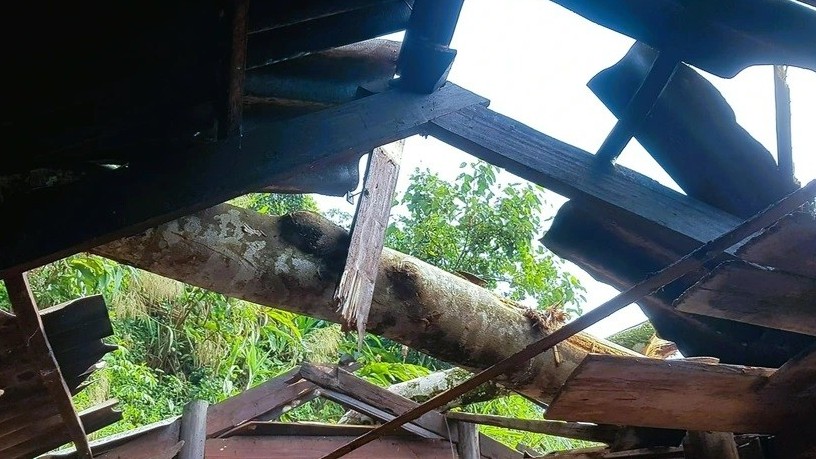 Gió lốc kèm mưa đá gây thiệt hại lớn tại một xã ở Nghệ An